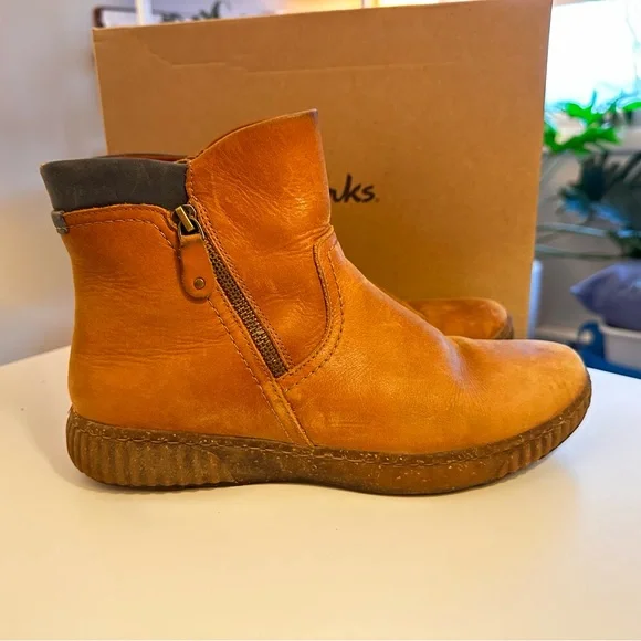 Clarks | Women’s Tan Leather Chukka Boots with Side Zip - Picture 4 of 10